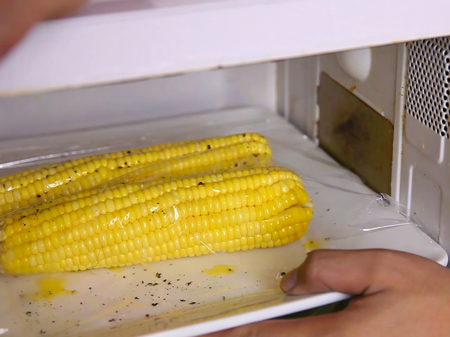 3 Ways to Microwave Corn on the Cob